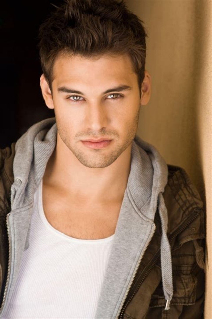 Ryan Guzman Biography, Age, Height, Wife, Net Worth, Family