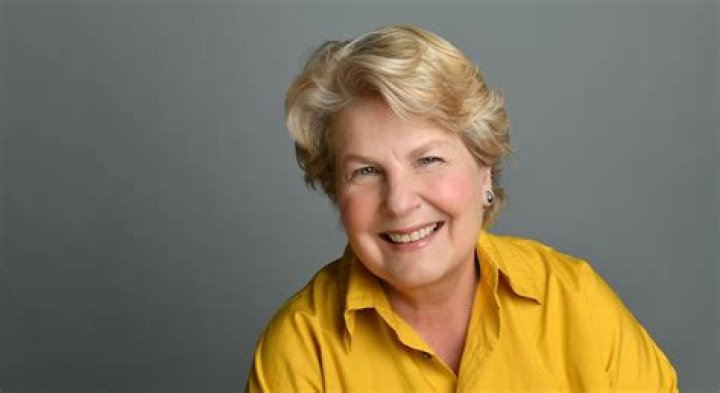 Sandi Toksvig biografía, edad, altura, esposa, net worth, familia