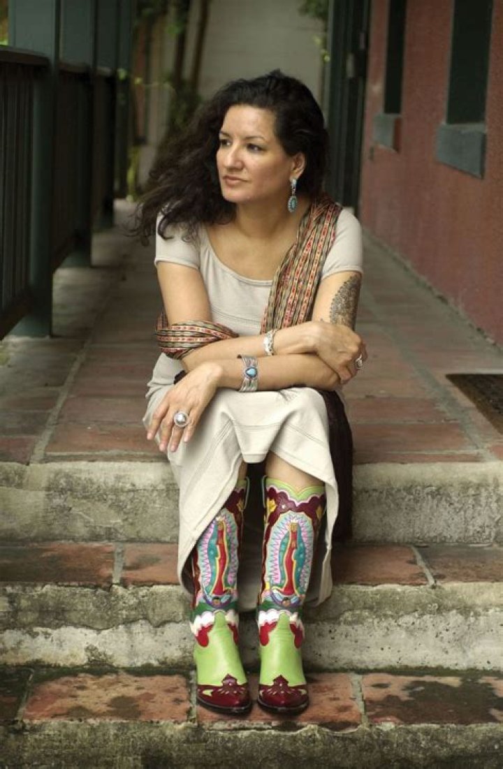 Sandra Cisneros biografía, edad, altura, esposa, net worth, familia