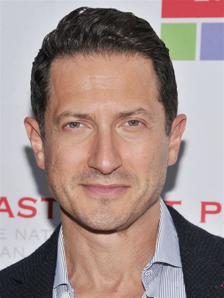 Sasha Roiz biografía, edad, altura, esposo, net worth, familia
