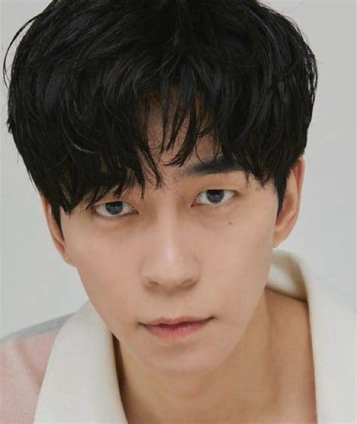 Shin Sung-rok Biography, Age, Height, Wife, Net Worth, Family