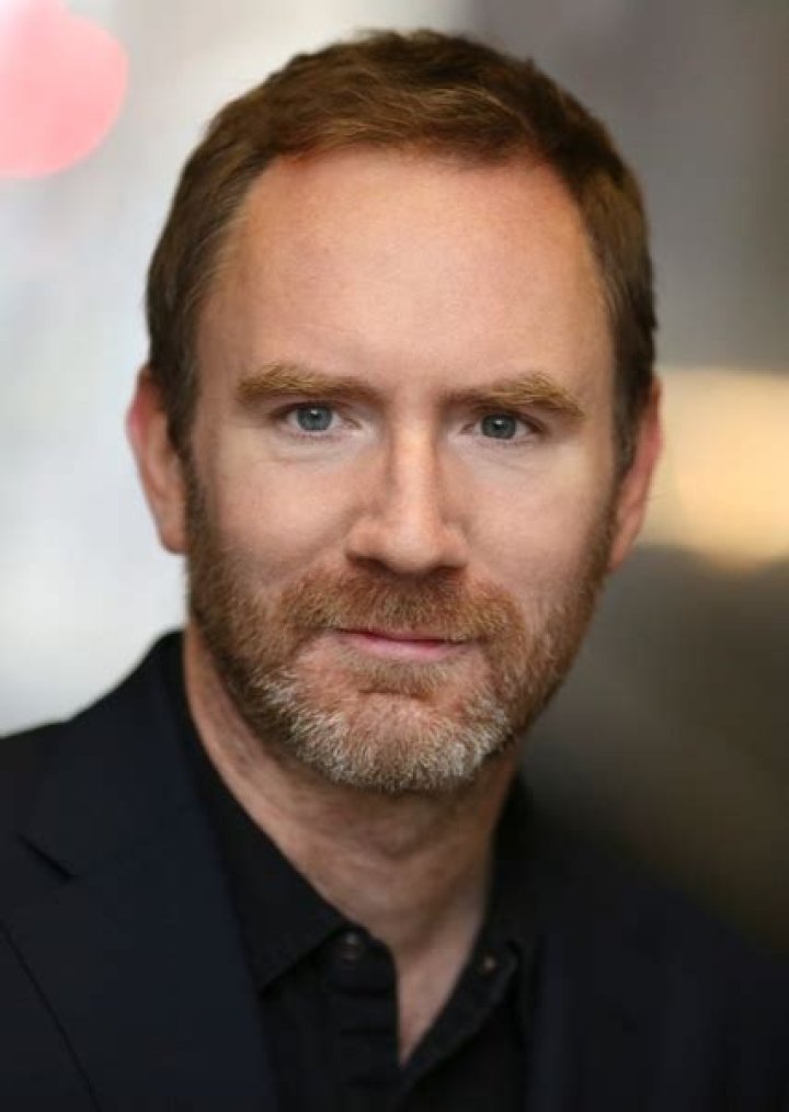 Simon Wilson biografía, edad, altura, esposo, net worth, familia