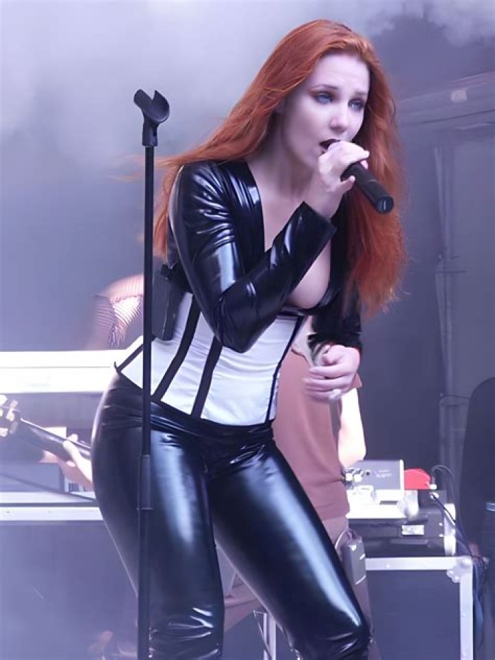 Simone Simons Biography, Age, Height, Husband, Net Worth, Family