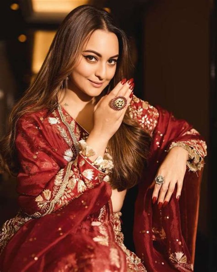 Sonakshi Sinha Biography, Age, Height, Husband, Net Worth, Family