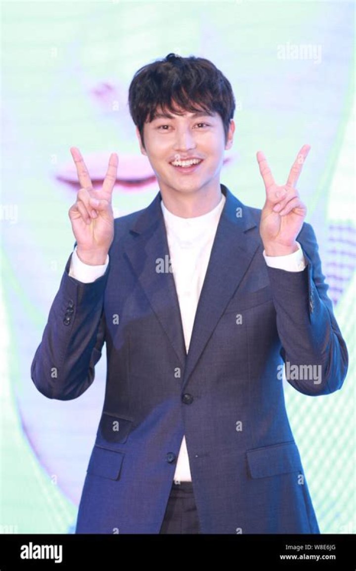 Song Jong-ho Biography, Age, Height, Wife, Net Worth, Family