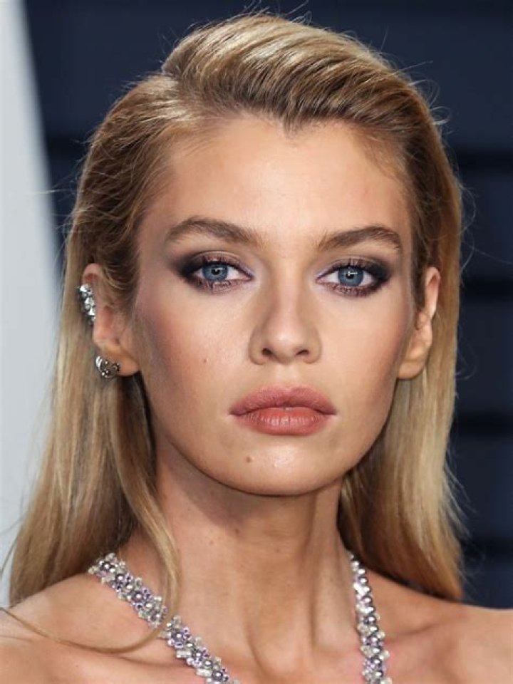 Stella Maxwell Biography, Age, Height, Husband, Net Worth, Family