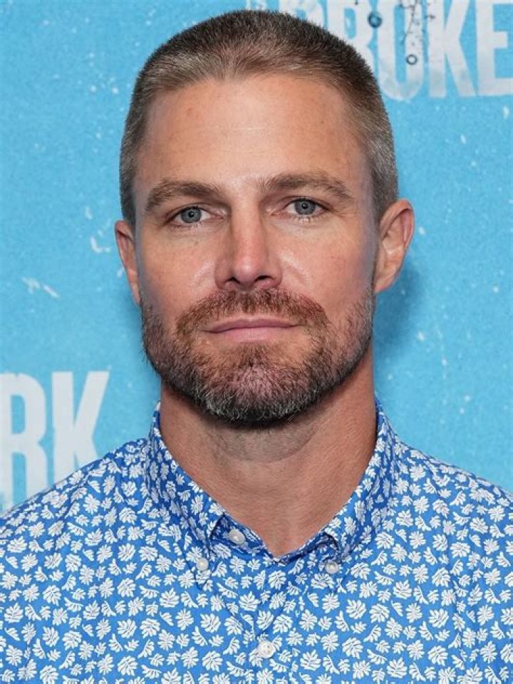 Stephen Amell Biography, Age, Height, Wife, Net Worth, Family