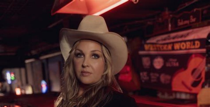 Sunny Sweeney biografía, edad, altura, esposa, net worth, familia