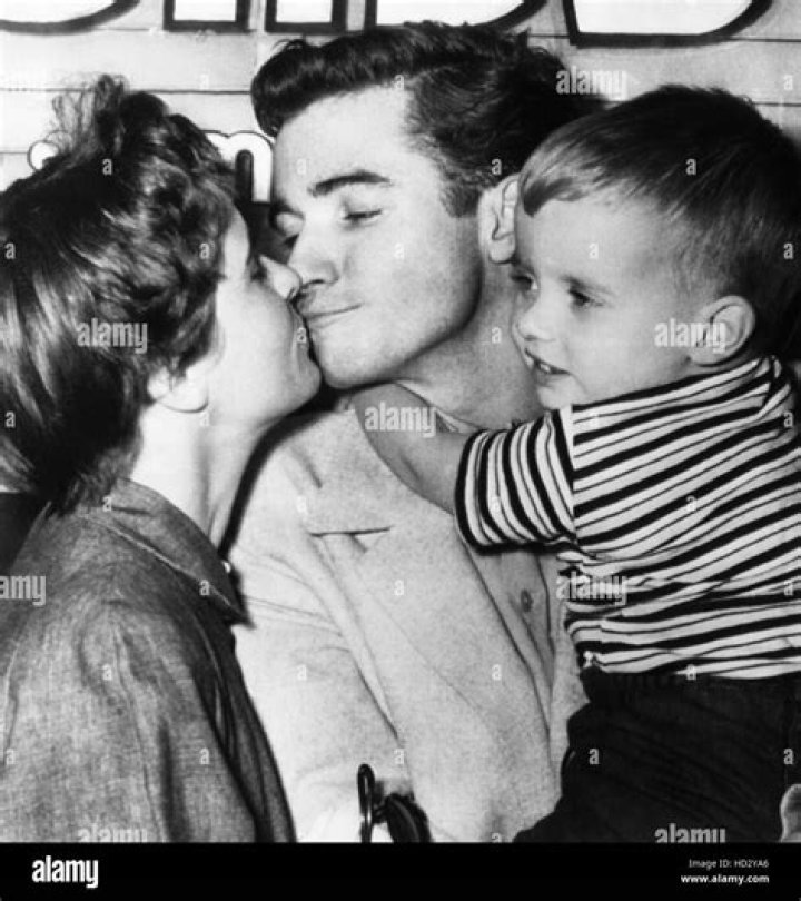 Sunny Vickers Biography, Age, Height, Husband, Net Worth, Family