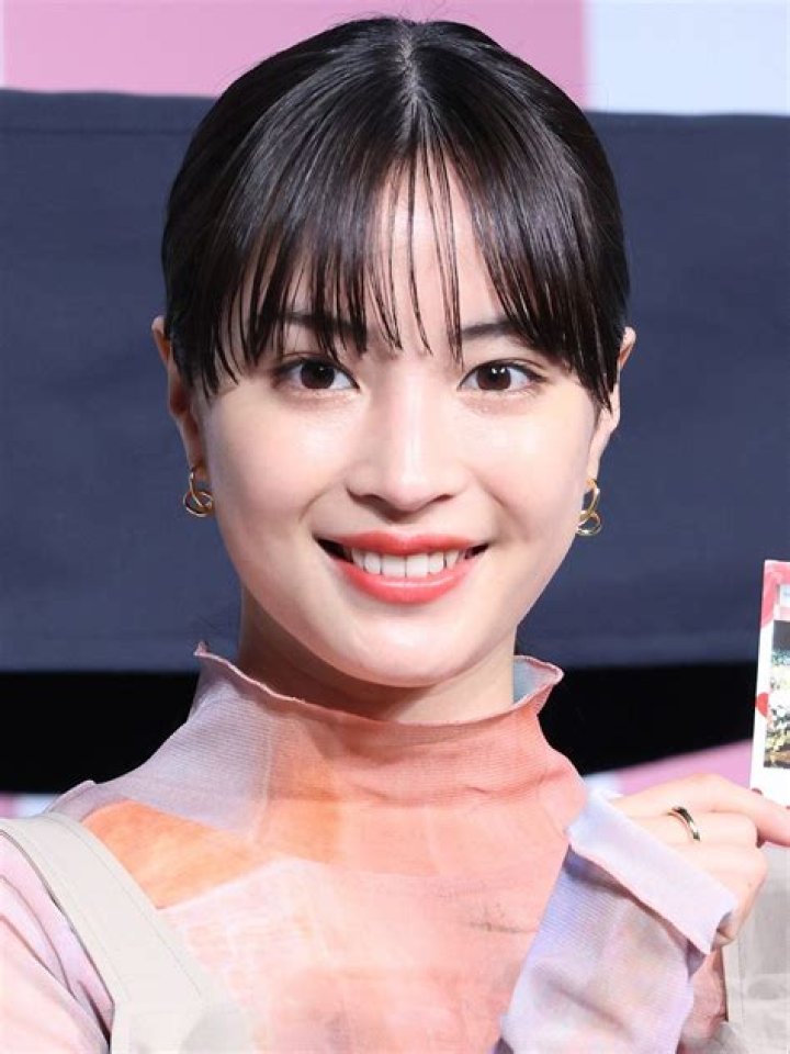 Suzu Hirose Biography, Age, Height, Husband, Net Worth, Family