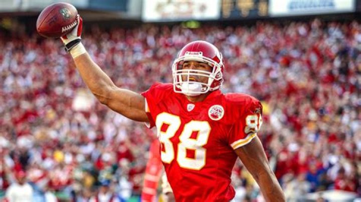 Tony Gonzalez Biography, Age, Height, Wife, Net Worth, Family