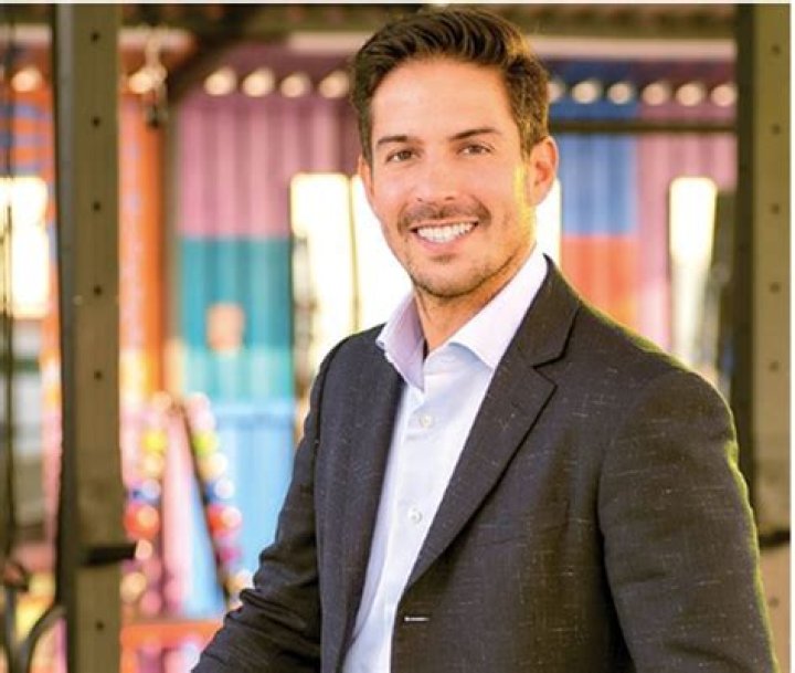 Víctor González biografía, edad, altura, esposo, net worth, familia