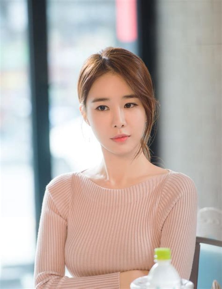 Yoo In-na Biography, Age, Height, Husband, Net Worth, Family
