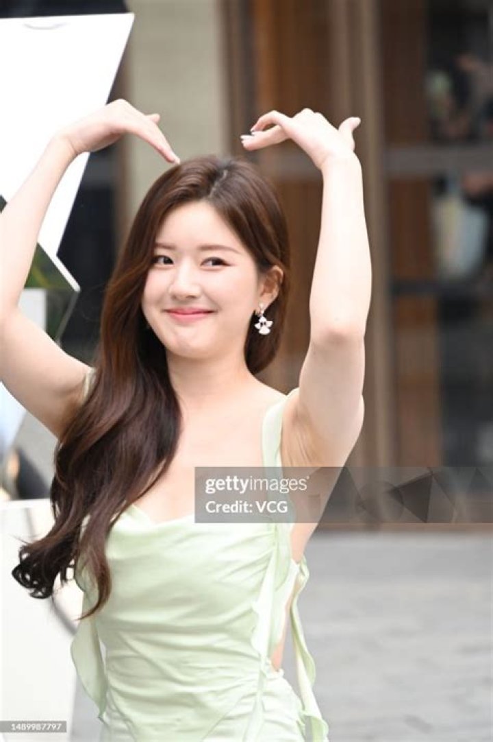 Zhao Lusi Biography, Age, Height, Husband, Net Worth, Family